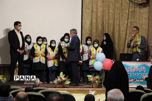 نشست هم‌اندیشی مربیان پیشتاز آران و بیدگل