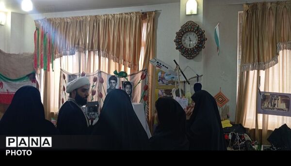 برپایی نمایشگاه انقلاب اسلامی توسط دانش‌آموزان دبیرستان نرگس