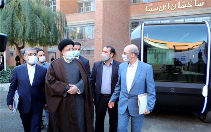 بازدید رئیسی از نمایشگاه دستاوردهای فناورانه دانشگاه صنعتی شریف