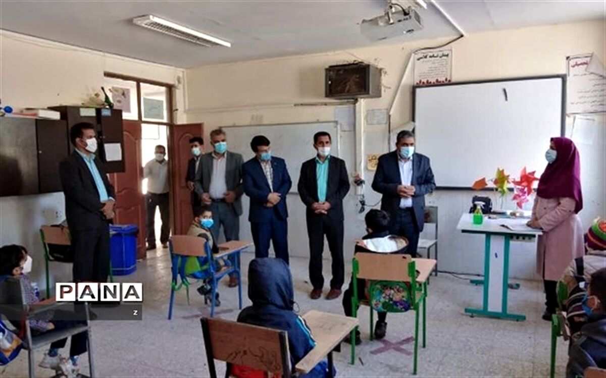 بازدید مدیرکل آموزش و پرورش استان کرمان از مدارس عنبرآباد