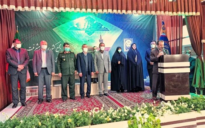اهدای نشان بی‌نشان سازمان بسیج فرهنگیان به ثریا مطهرنیا