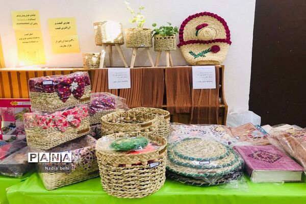 نمایشگاه و فروشگاه صنایع دستی و هنرهای خانگی دانش‌آموزان  در پژوهش سرای دانش‌آموزی شهید خوشبخت بوشهر