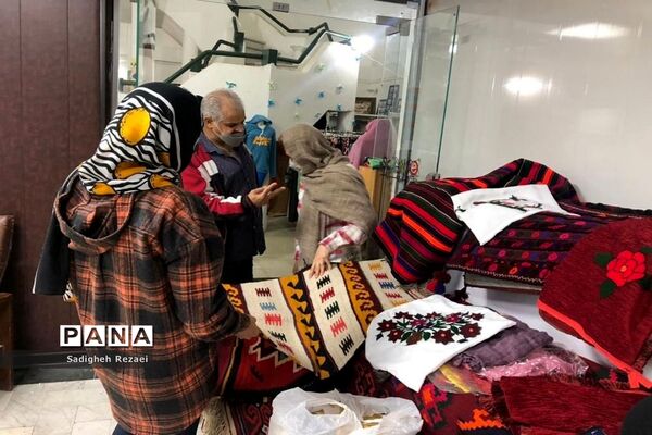نمایشگاه و فروشگاه صنایع دستی و هنرهای خانگی دانش‌آموزان  در پژوهش سرای دانش‌آموزی شهید خوشبخت بوشهر