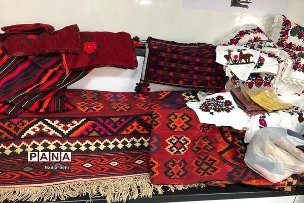 نمایشگاه و فروشگاه صنایع دستی و هنرهای خانگی دانش‌آموزان  در پژوهش سرای دانش‌آموزی شهید خوشبخت بوشهر