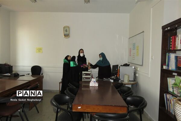 تبریک دانش‌آموزان قاری و حافظ قرآن منطقه ۸ به کارکنان اداری منطقه