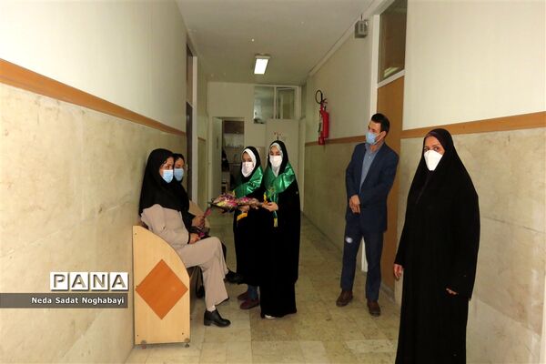 تبریک دانش‌آموزان قاری و حافظ قرآن منطقه ۸ به کارکنان اداری منطقه