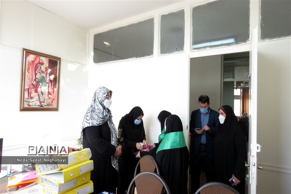 تبریک دانش‌آموزان قاری و حافظ قرآن منطقه ۸ به کارکنان اداری منطقه