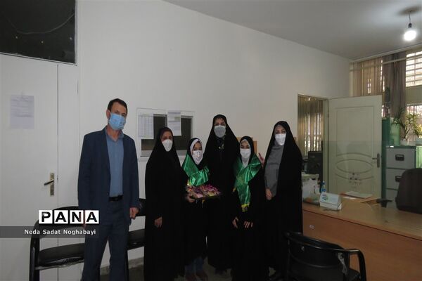 تبریک دانش‌آموزان قاری و حافظ قرآن منطقه ۸ به کارکنان اداری منطقه