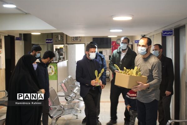 تکریم از مقام شهدای مدافع سلامت و تجلیل از کادر بهداشت و درمان