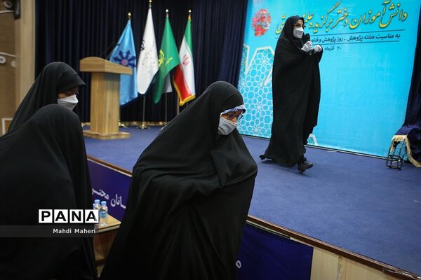 مراسم تقدیر از دانش‌آموزان دختر پژوهشگر