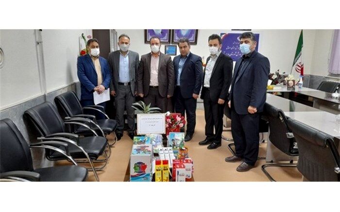 اهدای کیف و نوشت افزار به دانش‌آموزان نیازمند مقطع ابتدایی در شهرستان پارس آباد