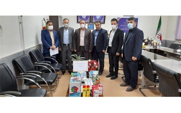 اهدای کیف و نوشت افزار به دانش‌آموزان نیازمند مقطع ابتدایی در شهرستان پارس آباد