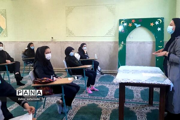 کارگاه آموزشی بهداشت دوران بلوغ دختران درآموزش و پرورش رودهن