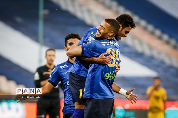 دیدار تیم های استقلال و سپاهان