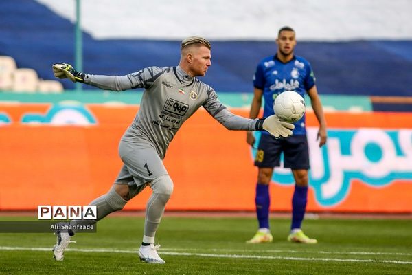 دیدار تیم های استقلال و سپاهان