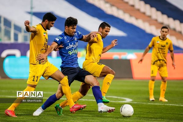 دیدار تیم های استقلال و سپاهان