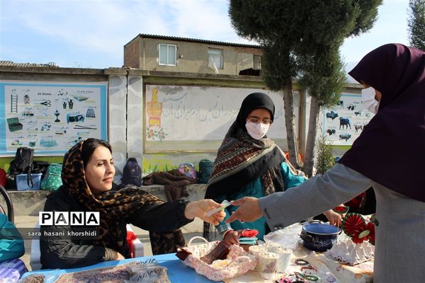 بازارچه صنایع دستی و غذاهای سنتی در دبستان تربیت گلوگاه