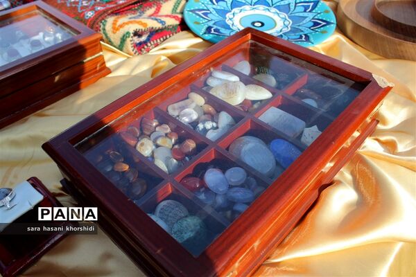 بازارچه صنایع دستی و غذاهای سنتی در دبستان تربیت گلوگاه
