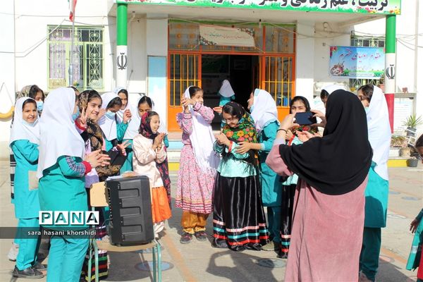 بازارچه صنایع دستی و غذاهای سنتی در دبستان تربیت گلوگاه