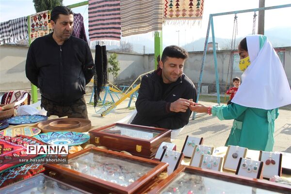 بازارچه صنایع دستی و غذاهای سنتی در دبستان تربیت گلوگاه