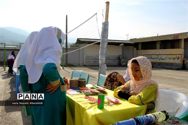 بازارچه صنایع دستی و غذاهای سنتی در دبستان تربیت گلوگاه