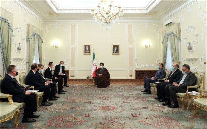 افغانستان باید توسط دولت مستقل اداره شود