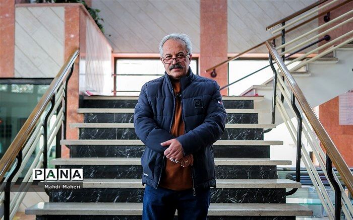 می‌گویندهر فیلم‌نامه‌ای به محمدحسین لطیفی بدهیم شخم می‌زند
