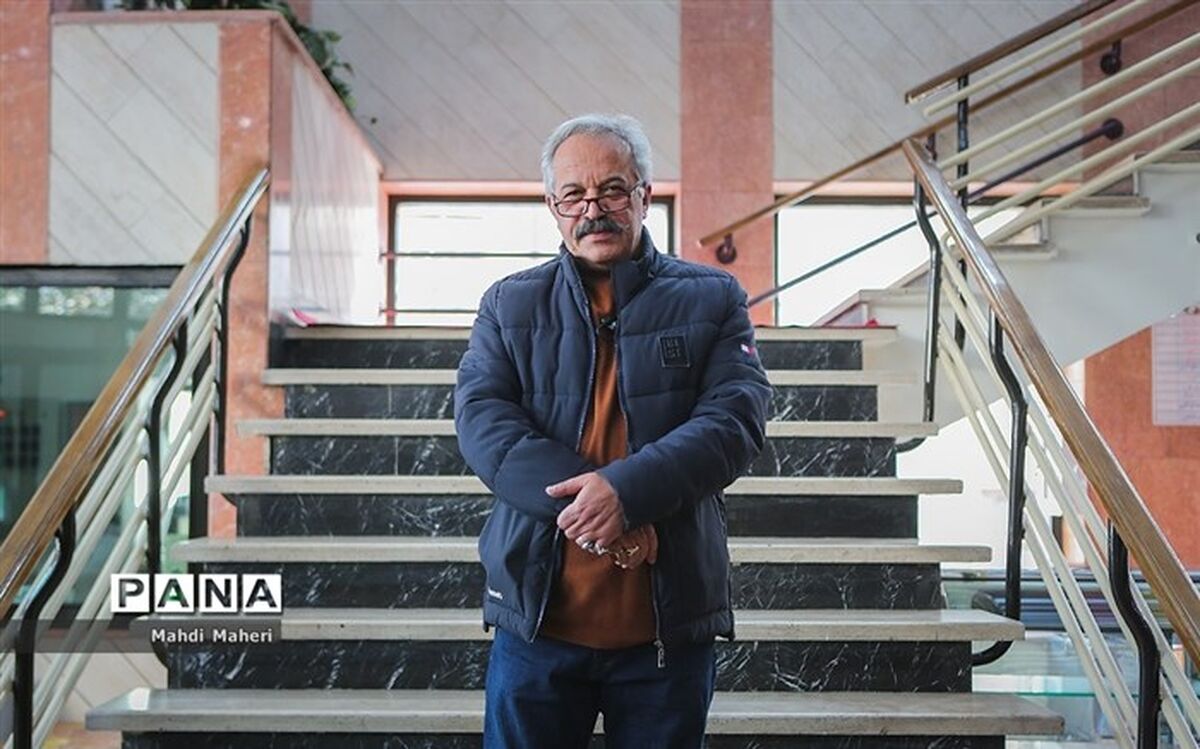 می‌گویندهر فیلم‌نامه‌ای به محمدحسین لطیفی بدهیم شخم می‌زند