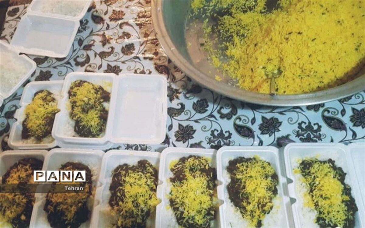 توزیع غذای گرم به مناسبت ایام فاطمیه، توسط خادمیاران منطقه ۱۴