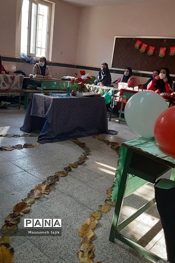 مراسم یلدا در دبیرستان حضرت زینب(س) منطقه قرچک
