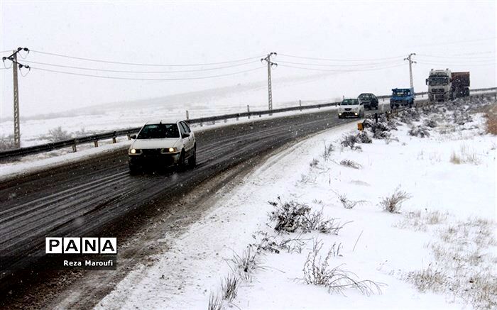 برف و باران در جاده‌های ۴ استان کشور