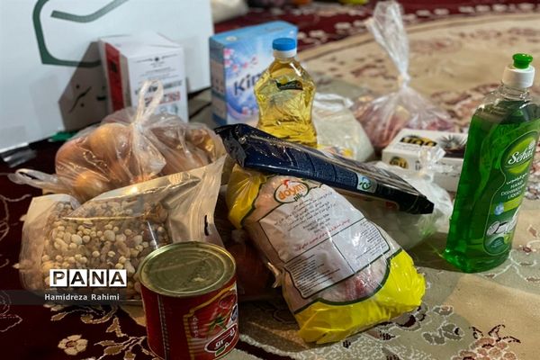 توزیع بسته‌های کمک‌ مومنانه در بین افراد کم برخوردار منطقه ۱۵