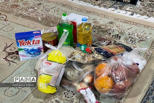 توزیع بسته‌های کمک‌ مومنانه در بین افراد کم برخوردار منطقه ۱۵