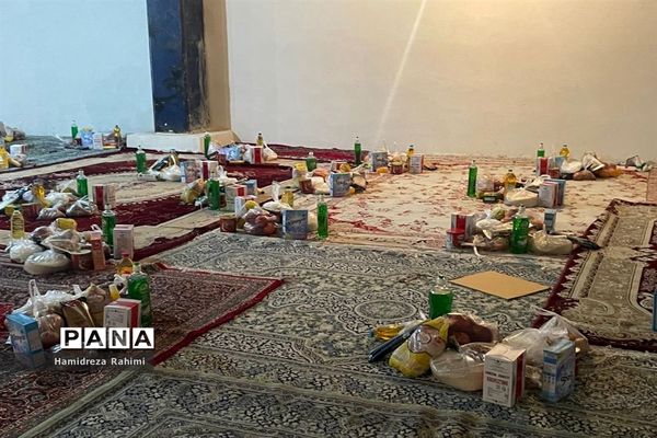 توزیع بسته‌های کمک‌ مومنانه در بین افراد کم برخوردار منطقه ۱۵