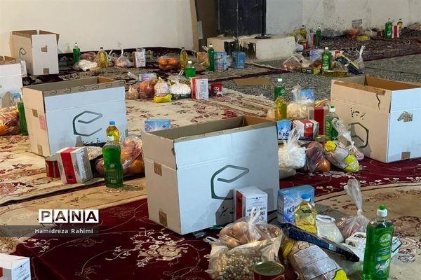 توزیع بسته‌های کمک‌ مومنانه در بین افراد کم برخوردار منطقه ۱۵