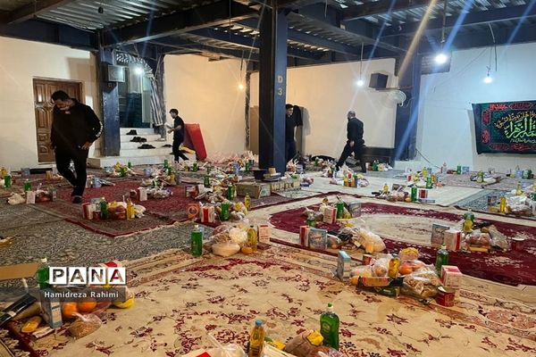 توزیع بسته‌های کمک‌ مومنانه در بین افراد کم برخوردار منطقه ۱۵