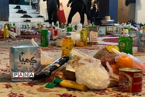توزیع بسته‌های کمک‌ مومنانه در بین افراد کم برخوردار منطقه ۱۵