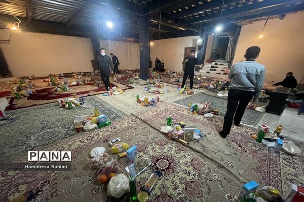 توزیع بسته‌های کمک‌ مومنانه در بین افراد کم برخوردار منطقه ۱۵