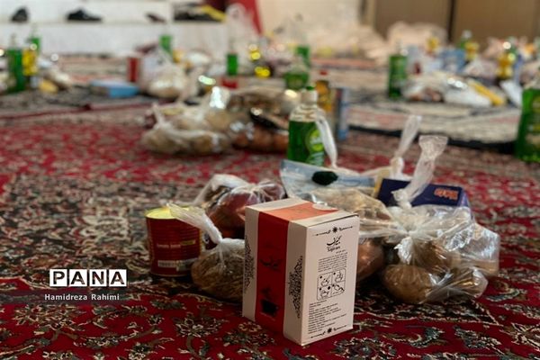 توزیع بسته‌های کمک‌ مومنانه در بین افراد کم برخوردار منطقه ۱۵
