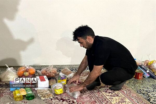 توزیع بسته‌های کمک‌ مومنانه در بین افراد کم برخوردار منطقه ۱۵