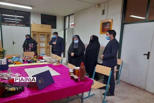 نمایشگاه بانوان کارآفرین در دبیرستان دخترانه عدالت جوادآباد