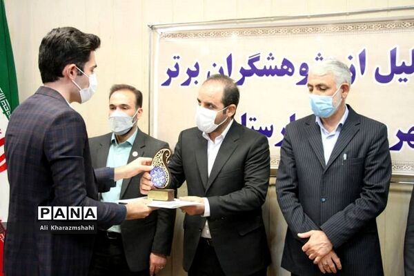 تجلیل از پژوهشگران برتر در شهرستان بهارستان