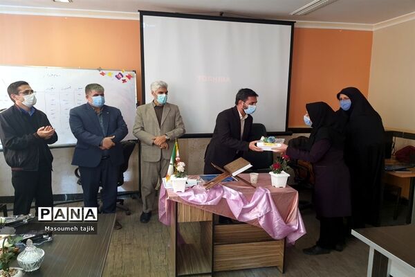 جلسه آموزش خانواده و توانمند سازی اولیا در دبیرستان حضرت زینب (س)