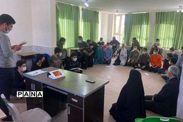 تبیین گام دوم انقلاب در دبیرستان غیر دولتی شهدای موتلفه اسلامی دماوند