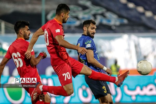 دیدار تیم‌های استقلال و فولاد خوزستان