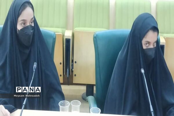 نشست هم‌اندیشی مشاور امور جوانان استاندار بوشهر با نخبگان تشکل‌های دانش‌آموزی