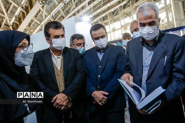بازدید وزیر آموزش و پرورش از نمایشگاه دستاوردهای جهاد دانشگاهی