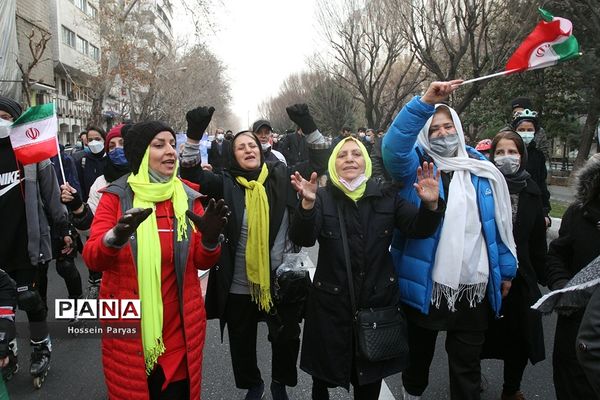 پیاده‌روی خانوادگی از میدان ولی‌عصر تا پاک لاله