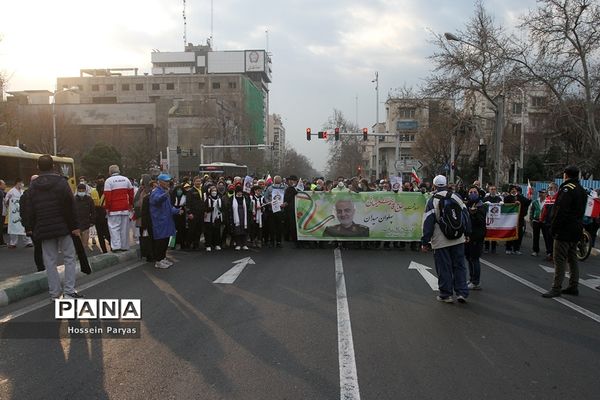 پیاده‌روی خانوادگی از میدان ولی‌عصر تا پاک لاله