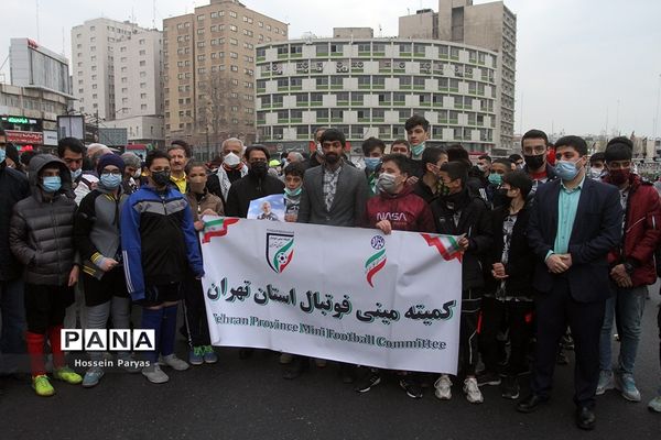 پیاده‌روی خانوادگی از میدان ولی‌عصر تا پاک لاله